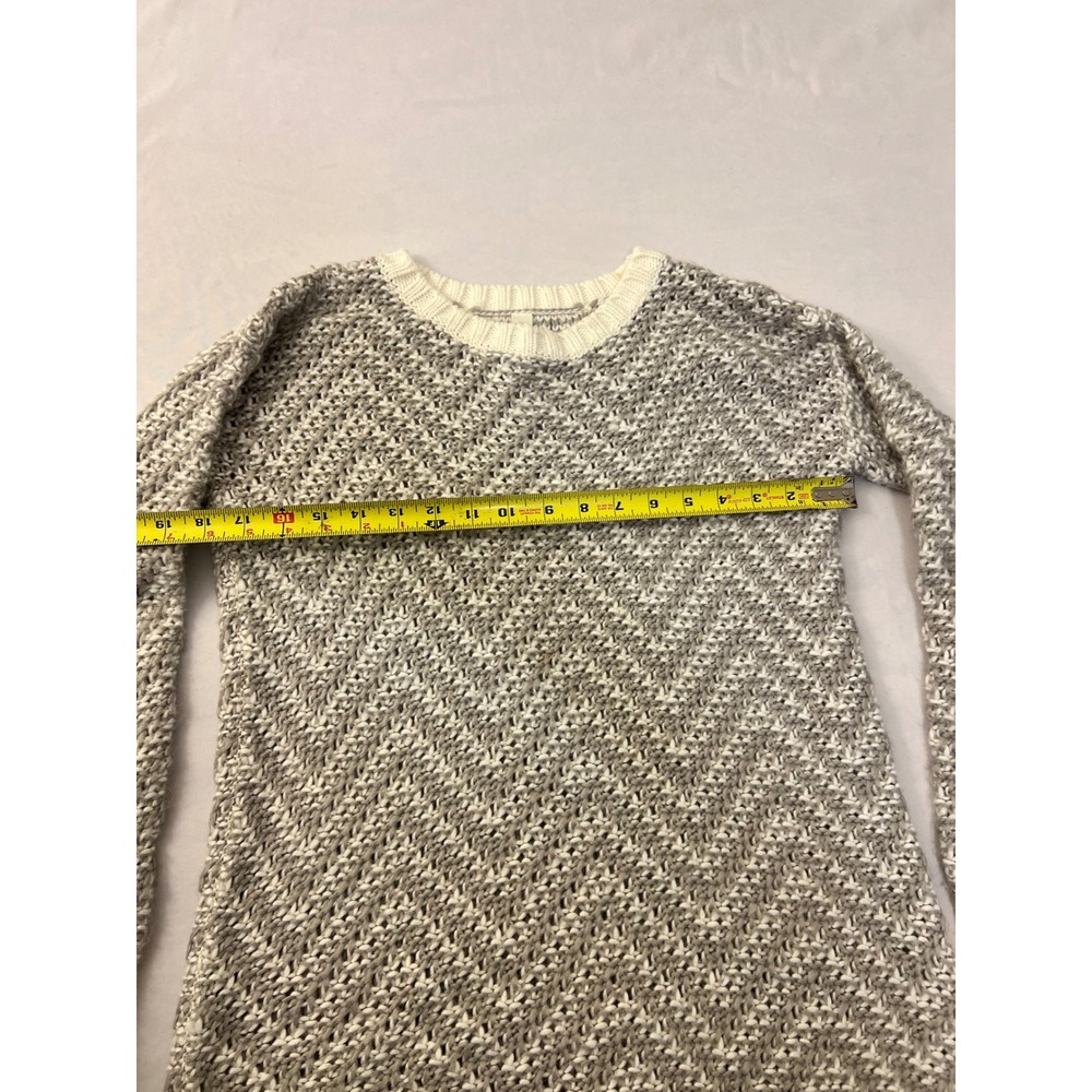 Aeropostale Womens Grey Cream Chevron Knit Crewneck Sweater Size Small High-Low - Picture 7 of 8